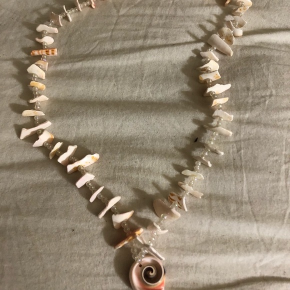SeaShell Necklace - Picture 4 of 5